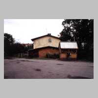 111-1280 3.09.1994 in Wehlau Kolonie Allenberg - Das Haus der von Karl und Therese Schoen. Giebelseite mit Gaestezimmer, davor Stallungen .JPG